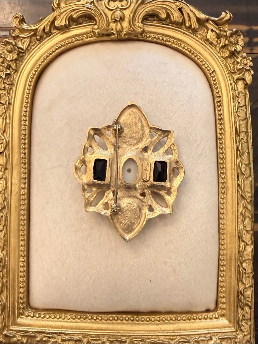 Vintage Signed GINNIE JOHANSEN Black‎ & White Sim Pearl Cabochon Gold Plate Pin